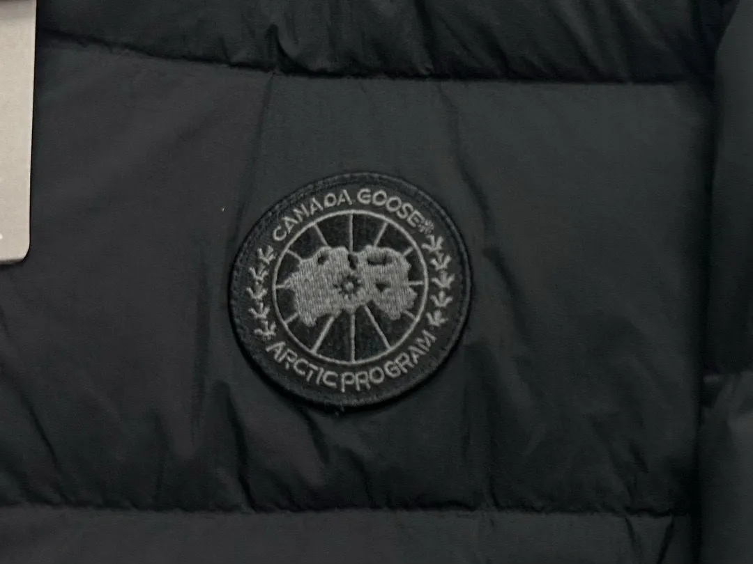 P850 𝘾𝘼𝙉𝘼𝘿𝘼 𝙂𝙊𝙊𝙎𝙀 Canada Goose Ouyang Nana second generation same style hooded couple down jacket! Goose down jacket has always been a popular element of fashion, loved by experts from all walks of life! Fashionable hooded cut, high-end customer-supplied fine goose down, high resilience, smooth zipper, strong and firm. Pockets on both sides can store small items, free your hands, and you can go out without worries. 90% white goose down filling. Black light puff style. Size: XS S M L XL XXL Color: black